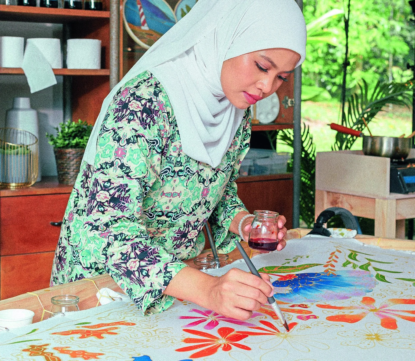 An artisan at work: the hand behind the pattern.