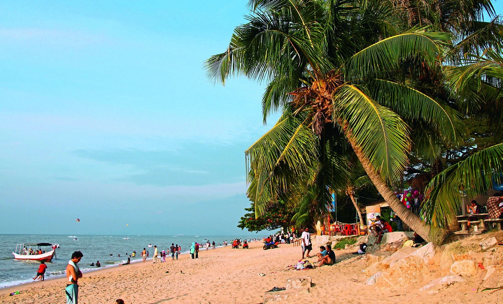 The island’s other rhythm, along the coast.