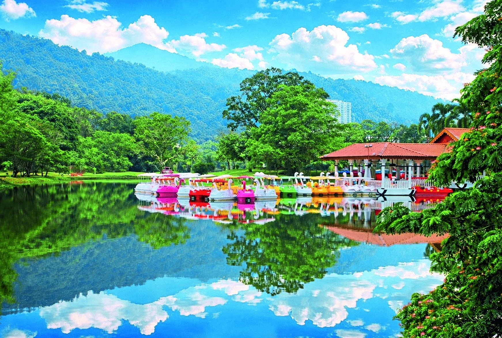 A brilliant blue sky and green mountains mirrored in Taiping Lake Gardens